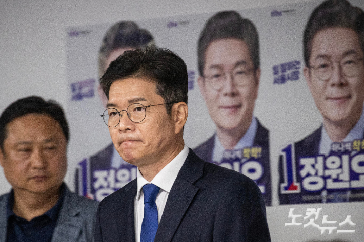 정원오 더불어민주당 서울시장 후보가 4일  오전 서울 중구 세종대로 캠프에서 제9회 전국동시지방선거 개표 상황과 관련 승복 입장을 밝히기 위해 단상으로 향하고 있다. 정 후보는 이날 발표에서 국민의힘 오세훈 후보에게 당선을 축하한다며 시민의 선택을 무겁고 겸허히 받들겠다고 밝혔다. 박종민 기자