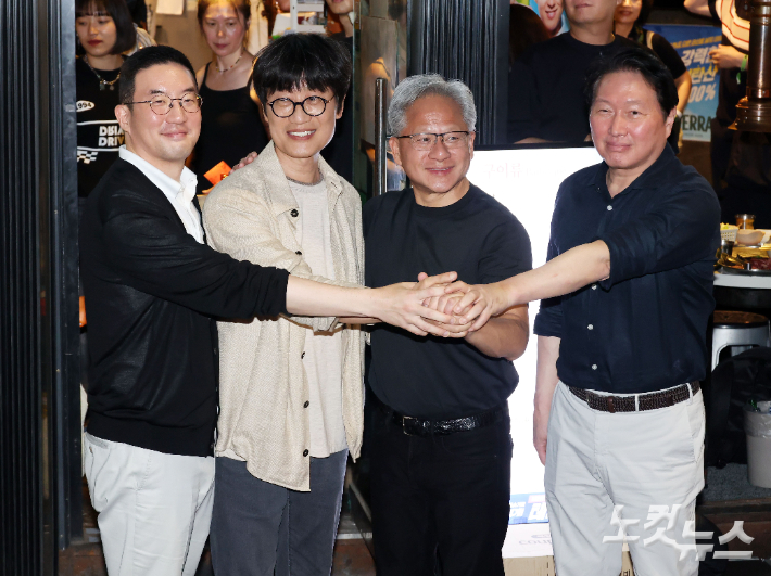 젠슨 황 엔비디아 최고경영자(CEO)가 5일 서울 마포구 홍익대 인근 고깃집에서 국내 기업 총수들과 만나 '삼쏘(삼겹살·소주) 회동'을 마치고 취재진 앞에서 포즈 취하고 있다. 왼쪽부터 LG그룹 구광모 회장, 네이버 이해진 의장, 황 CEO, SK그룹 최태원 회장. 황진환 기자