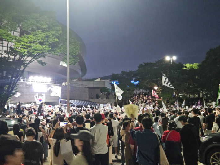 5일 밤 개표소가 설치된 올림픽공원 핸드볼경기장 앞에 부정선거를 주장하는 시위대들이 농성을 벌이고 있다. 이원석 기자. 
