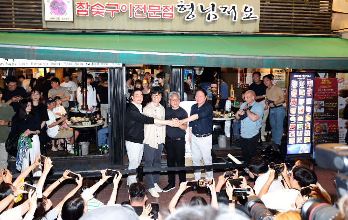젠슨 황 엔비디아 최고경영자(CEO)가 5일 서울 마포구 홍익대 인근 고깃집에서 국내 기업 총수들과 만나 '삼쏘(삼겹살·소주) 회동'을 마치고 취재진 앞에서 포즈 취하고 있다. 왼쪽부터 LG그룹 구광모 회장, 네이버 이해진 의장, 황 CEO, SK그룹 최태원 회장. 황진환 기자