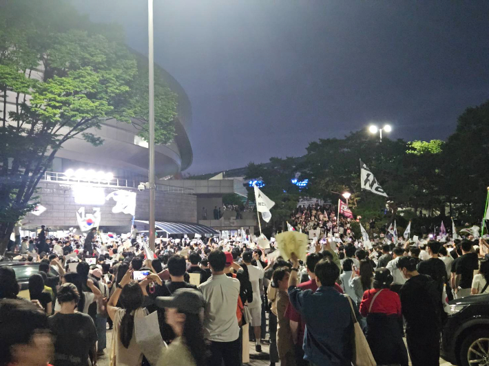 5일 밤 개표소가 설치된 올림픽공원 핸드볼경기장 앞에 부정선거를 주장하는 시위대들이 농성을 벌이고 있다. 이원석 기자. 
