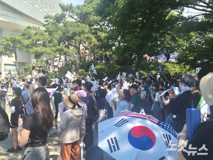 [르포]"재선거" 외치며 이틀째 개표소 포위…다시 불어난 시위대