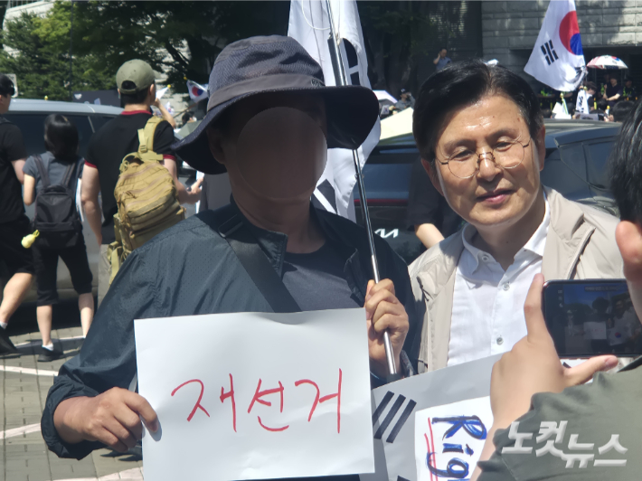 6일 오전 서울 송파구 올림픽공원 핸드볼경기장 앞에서 열린 재선거 촉구 집회에 참석한 황교안 자유와 혁신 대표. 주보배 기자