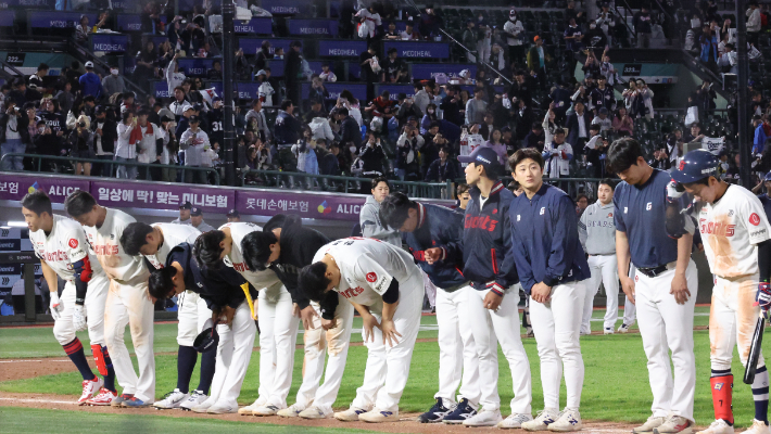 경기패배 후 인사하는 롯데 선수들. 연합뉴스