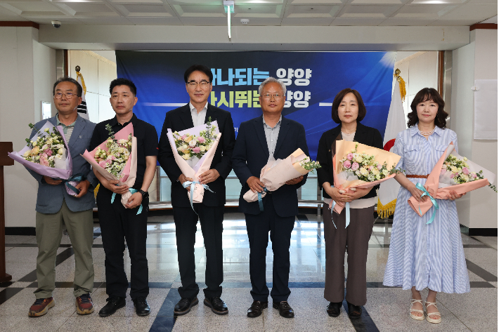 민선 9기 양양군수직 인수위원회 출범식 참석자들이 기념 사진을 찍고 있다. 양양군 제공