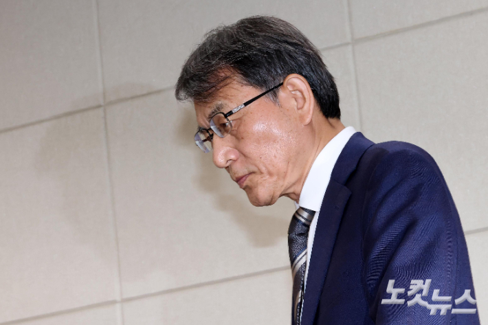 노태악 중앙선거관리위원장이 5일 오후 경기 과천 중앙선관위에서 '투표용지 부족 사태' 관련 대국민 사과를 하기 위해 단상으로 향하고 있다. 노 위원장과 허철훈 사무총장은 사의를 표명했다. 과천=박종민 기자