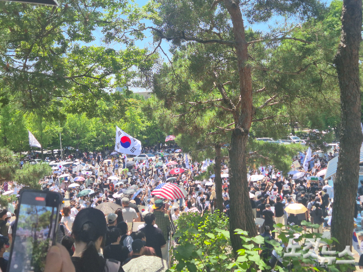 6일 오후 서울 송파구 올림픽공원에서 재선거를 촉구하는 집회가 계속되고 있다. 주보배 기자