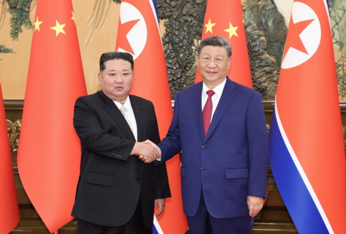 지난해 2025년 9월 4일 베이징에서 열린 북한과 중국의 정상회담. 당시 김정은 위원장은 중국의 항일전쟁 승리 80주년 기념 행사 및 열병식에 참석하기 위해 중국을 방문했다. 북중 정상은 9개월 만에 다시 평양에서 만날 예정이다. 중국 외교부 홈페이지 캡처