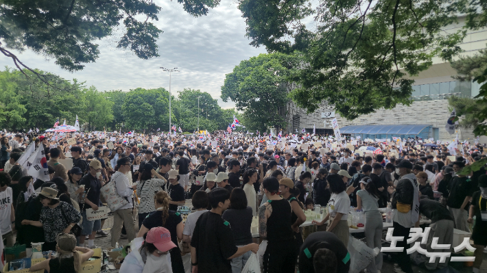 6일 오후 서울 송파구 올림픽공원 핸드볼경기장 앞에서 재선거 촉구 시위가 열리고 있다. 주보배 기자
