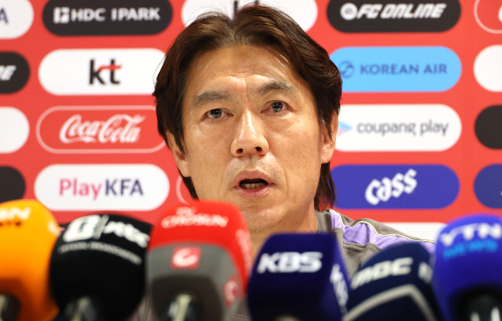 2026 북중미 월드컵에 출전하는 축구 국가대표팀의 홍명보 감독이 6일(현지시간) 베이스캠프 훈련장인 멕시코 과달라하라 치바스 바예 베르데에서 공식 훈련에 앞서 기자회견을 하고 있다. 연합뉴스
