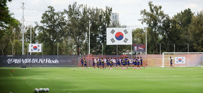 2026 북중미 월드컵에 출전하는 축구 국가대표팀이 6일(현지시간) 베이스캠프 훈련장인 멕시코 과달라하라 치바스 바예 베르데에서 첫 훈련을 하고 있다. 연합뉴스