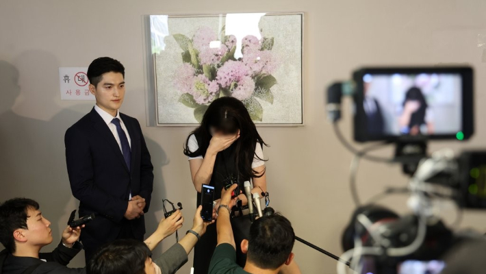가해자 20년 선고 소식에 눈물 흘리는 피해자. 연합뉴스