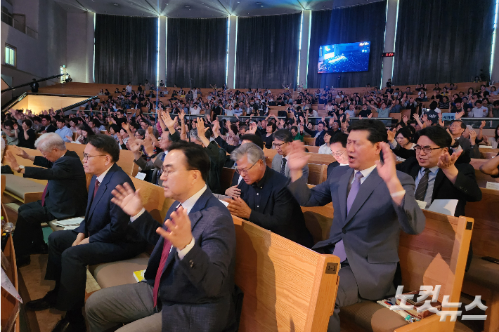 합심기도하는 모습. 충북CBS