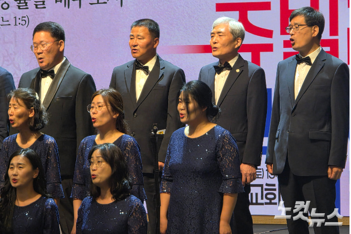 남북합창단 '이음빛'의 봉헌특송 모습. 충북CBS