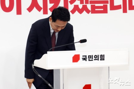 국민의힘 장동혁 대표가 7일 서울 여의도 국회에서 6·3 지방선거에서 발생한 투표지 부족 사태와 관련 기자회견을 마치고 인사를 하고 있다.