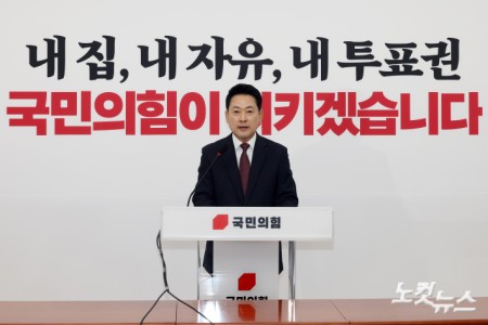 국민의힘 장동혁 대표가 7일 서울 여의도 국회에서 6·3 지방선거에서 발생한 투표지 부족 사태와 관련 기자회견을 하고 있다.