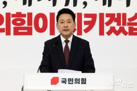 국민의힘 장동혁 대표가 7일 서울 여의도 국회에서 6·3 지방선거에서 발생한 투표지 부족 사태와 관련 기자회견을 하고 있다.