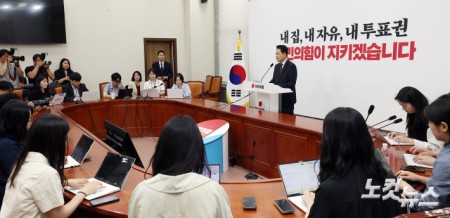 국민의힘 장동혁 대표가 7일 서울 여의도 국회에서 6·3 지방선거에서 발생한 투표지 부족 사태와 관련 기자회견을 하고 있다.