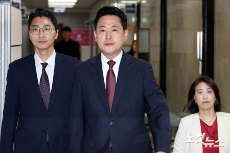 국민의힘 장동혁 대표가 7일 서울 여의도 국회에서 6·3 지방선거에서 발생한 투표지 부족 사태와 관련 기자회견을 위해 이동하고 있다.