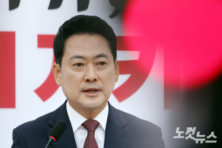 국민의힘 장동혁 대표가 7일 서울 여의도 국회에서 6·3 지방선거에서 발생한 투표지 부족 사태와 관련 기자회견을 하고 있다. 윤창원 기자
