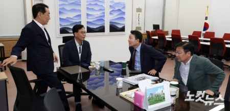 원내대표 출마 의원들과 만나는 송언석 전 원내대표