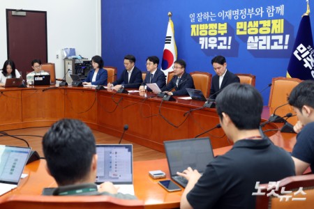 더불어민주당 한병도 원내대표가 7일 서울 여의도 국회에서 긴급 기자간담회를 갖고 있다.