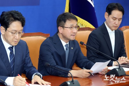 더불어민주당 한병도 원내대표가 7일 서울 여의도 국회에서 긴급 기자간담회를 갖고 있다.
