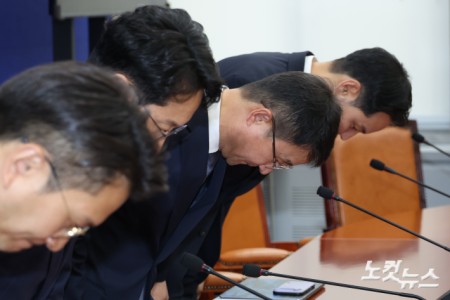 기자간담회 앞서 인사하는 한병도 원내대표