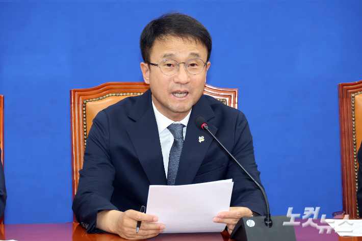 더불어민주당 한병도 원내대표가 7일 서울 여의도 국회에서 긴급 기자간담회를 갖고 있다. 윤창원 기자