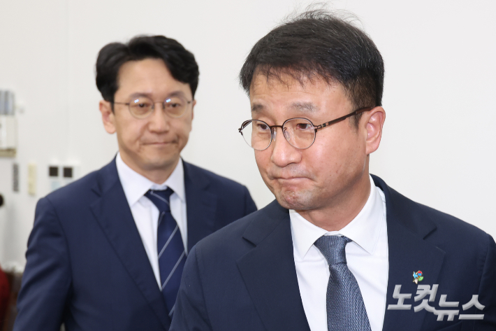 더불어민주당 한병도 원내대표가 7일 서울 여의도 국회에서 열린 긴급 기자간담회에 참석하고 있다. 윤창원 기자