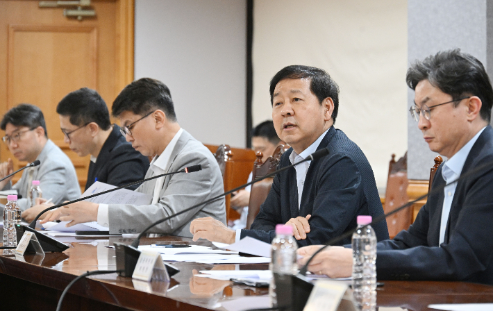 구윤철 부총리 겸 재정경제부 장관이 7일 서울 중구 은행연합회에서 열린 시장상황점검회의를 주재하고 있다. 재정경제부 제공