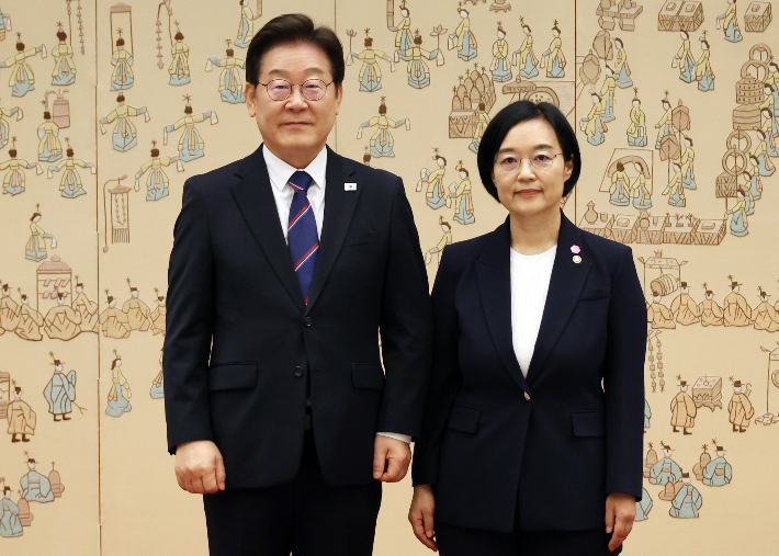 이재명 대통령이 한성숙 장관과 기념촬영을 하는 모습. 연합뉴스