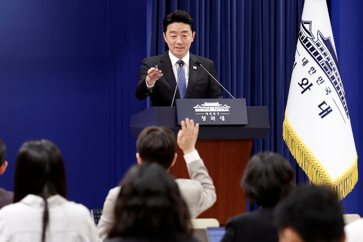 강훈식 대통령비서실장이 7일 청와대 기자회견장에서 이재명 대통령이 신임 국무총리 후보자로 한성숙 중소벤처기업부 장관을 지명했다고 발표한 후 질문을 받고 있다. 연합뉴스