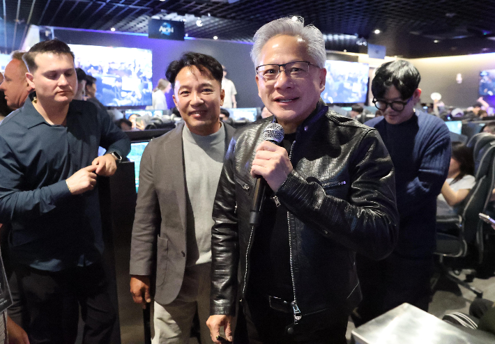 젠슨 황 엔비디아 최고경영자(CEO)와 김택진 엔씨소프트 대표이사가 7일 서울 강남구의 한 PC방에서 열린 아이온2 서프라이즈 라이브에서 유저들을 만나고 있다. 연합뉴스