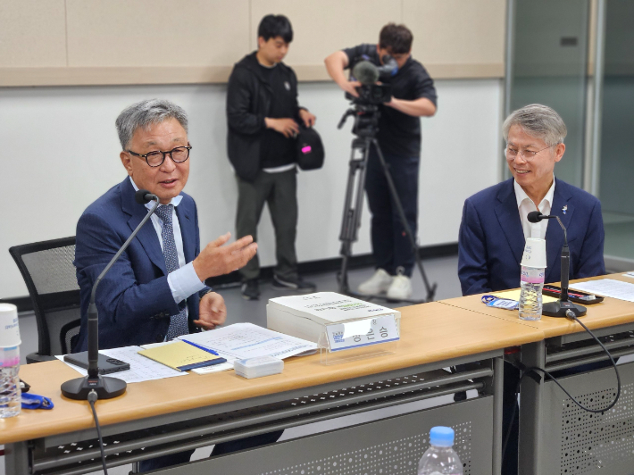 전남광주대전환기획위원회는 7일 오후 나주 빛가람복합문화체육센터 4층 사무소에서 상견례를 겸한 첫 회의를 개최했다. 민형배 당선인 측 제공