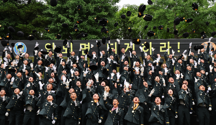 지난 5월 28일 경기도 광주시 육군 특수전학교에서 열린 '특전부사관 263기 임관식'에서 신임 특전부사관들이 베레모를 높이 던지고 있다. 연합뉴스