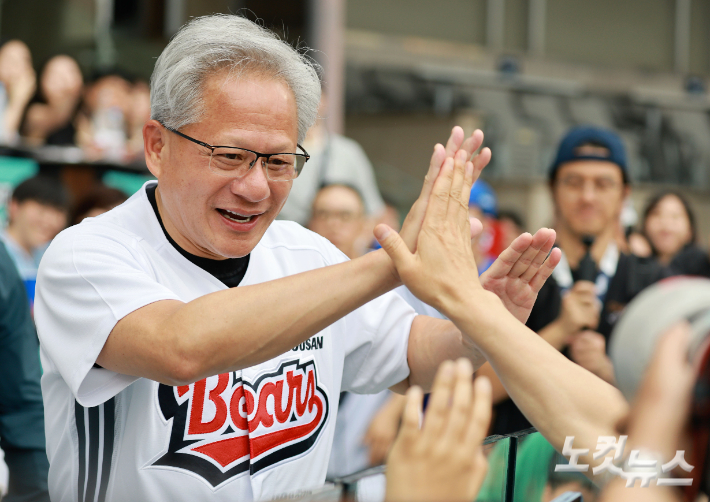 7일 서울 잠실야구장에서 열린 2026 프로야구 KBO리그 키움 히어로즈와 두산 베어스의 경기에서 젠슨 황 엔비디아 최고경영자(CEO)가 시구를 마치고 팬들과 인사를 하고 있다. 사진공동취재단