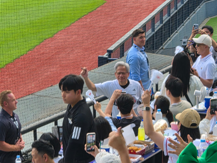 7일 서울 잠실구장 1루쪽 테이블 좌석에서 젠슨 황 엔비디아 최고경영자(CEO)가 3회말 전 댄스타임 때 춤을 추고 있다. 연합뉴스