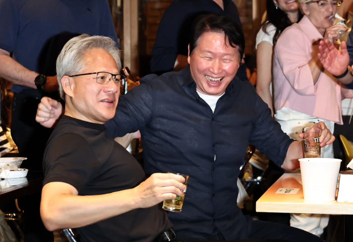 젠슨 황 엔비디아 최고경영자(CEO)와 최태원 SK그룹 회장이 7일 서울 강남구 깐부치킨 삼성점에서 회동하고 있다. 연합뉴스