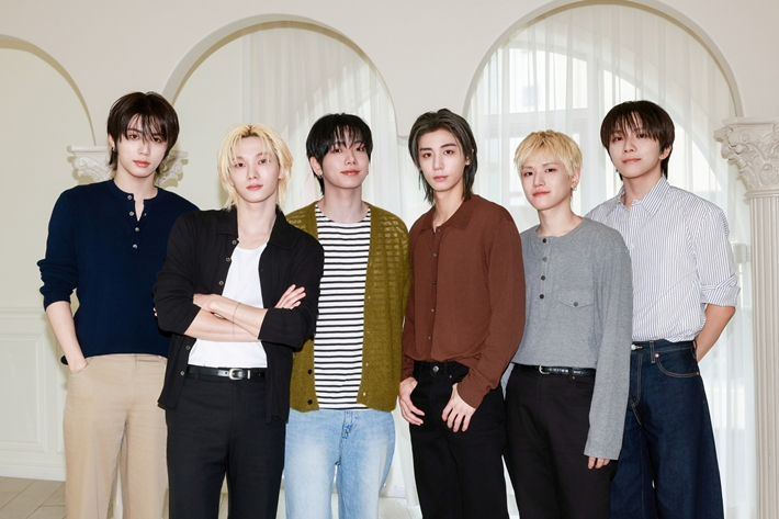 첫 정규앨범 '홈'은 말 그대로 '집'이자 '안식처'라는 뜻을 가지고 있다. 타이틀곡 '바이럴'을 비롯해 총 9곡이 수록됐다. KOZ엔터테인먼트 제공
