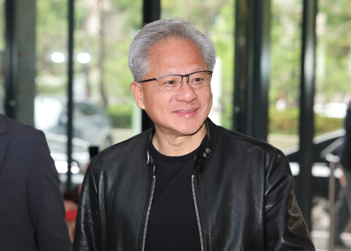 젠슨 황 엔비디아 최고경영자(CEO)가 8일 최태원 SK그룹 회장과 만나기 위해 서울 종로구 SK서린빌딩에 도착하고 있다. 연합뉴스