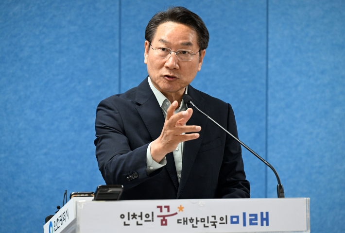 기자회견하는 유정복 인천시장. 인천시 제공