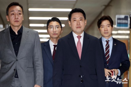 최고위원회의 참석하는 장동혁 대표