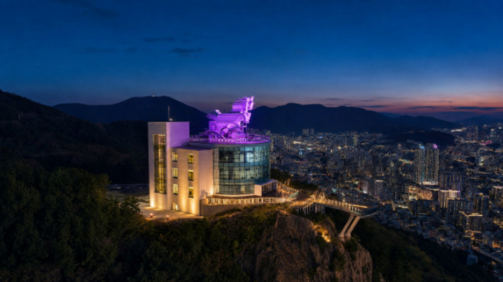 오는 12~13일 BTS 부산 콘서트를 앞두고 보라색 야간 조명이 켜진 서구 천마산 복합전망대 모습. 부산 서구 제공