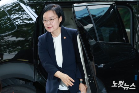 한성숙 국무총리 후보자가 8일 서울 종로구 통의동 금융감독원 연수원에 마련된 인사청문회 준비 사무실로 출근하고 있다.