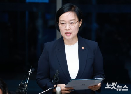 한성숙 국무총리 후보자가 8일 서울 종로구 통의동 금융감독원 연수원에 마련된 인사청문회 준비 사무실로 출근하며 지명 소감을 밝히고 있다.