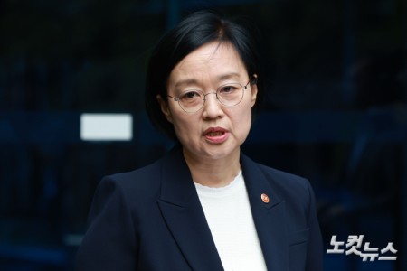 한성숙 국무총리 후보자가 8일 서울 종로구 통의동 금융감독원 연수원에 마련된 인사청문회 준비 사무실로 출근하며 지명 소감을 밝히고 있다.