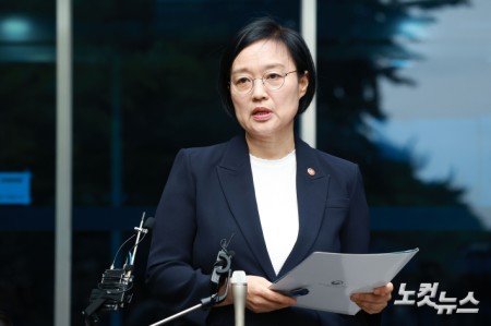 한성숙 국무총리 후보자가 8일 서울 종로구 통의동 금융감독원 연수원에 마련된 인사청문회 준비 사무실로 출근하며 지명 소감을 밝히고 있다.