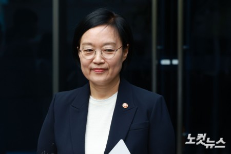 한성숙 국무총리 후보자가 8일 서울 종로구 통의동 금융감독원 연수원에 마련된 인사청문회 준비 사무실로 출근하며 지명 소감을 밝히고 있다.