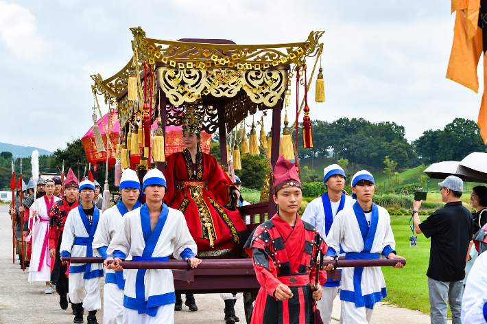 경주 첨성대 일원에서 재현된 '신라 선덕여왕 행차'에서 선덕여왕이 보연(寶輦)에 올라 행렬을 이끌고 있다. 행사는 오는 11월까지 매주 주말 첨성대 일원에서 열린다. 경주시 제공